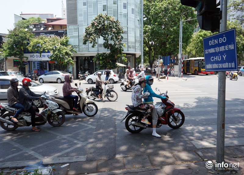 Bi hài chuyện trốn nắng khi chờ đèn đỏ của người Hà Nội - ảnh 6