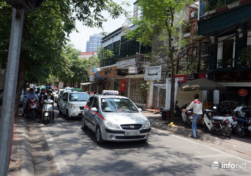 Bi hài chuyện trốn nắng khi chờ đèn đỏ của người Hà Nội - ảnh 7