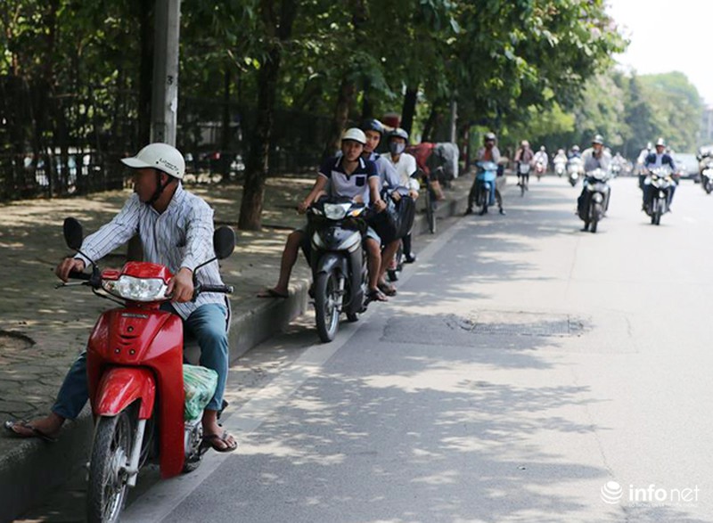 Bi hài chuyện trốn nắng khi chờ đèn đỏ của người Hà Nội - ảnh 8