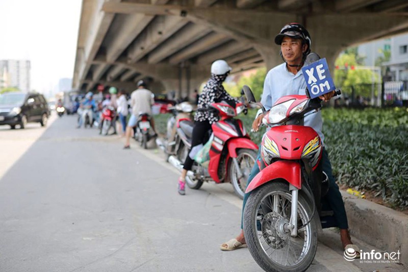 Bi hài chuyện trốn nắng khi chờ đèn đỏ của người Hà Nội - ảnh 9