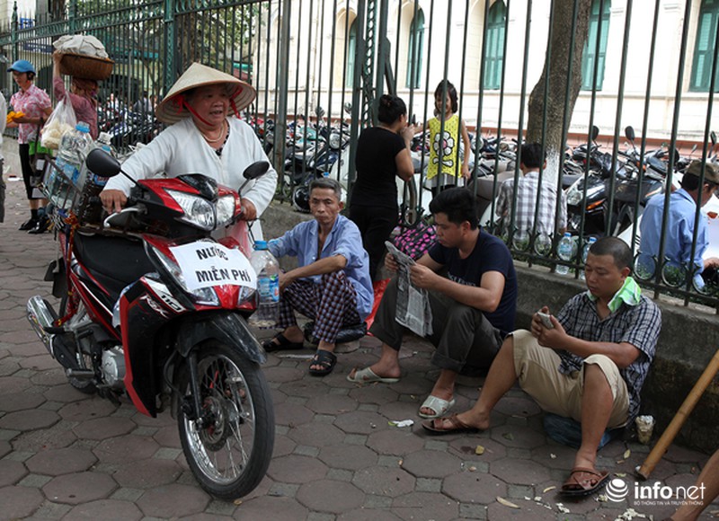 Cụ bà 66 tuổi đội nắng phát nước miễn phí ở cổng bệnh viện