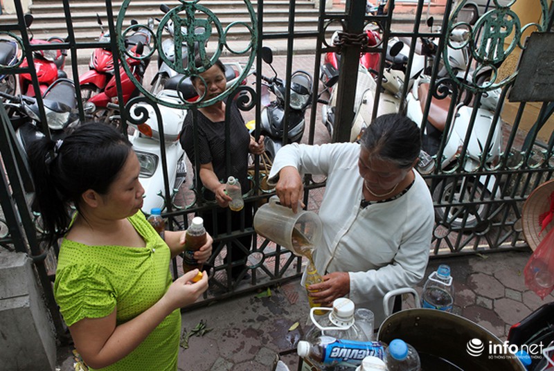 Cụ bà 66 tuổi đội nắng phát nước miễn phí ở cổng bệnh viện