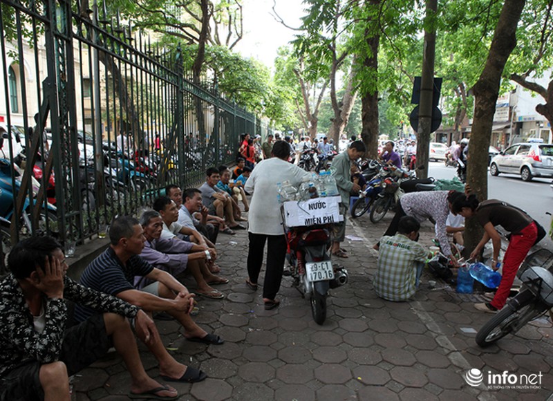 Cụ bà 66 tuổi đội nắng phát nước miễn phí ở cổng bệnh viện