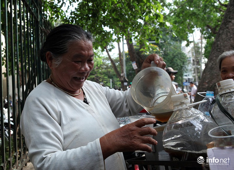 Cụ bà 66 tuổi đội nắng phát nước miễn phí ở cổng bệnh viện