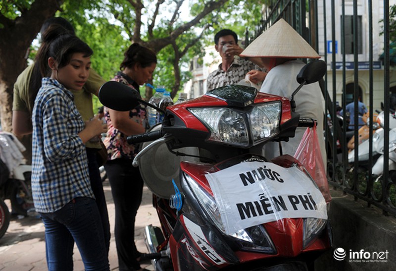 Cụ bà 66 tuổi đội nắng phát nước miễn phí ở cổng bệnh viện