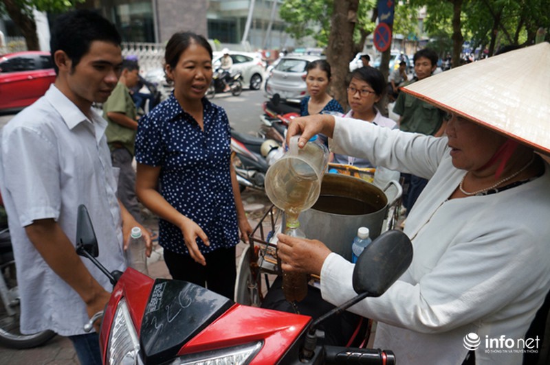 Cụ bà 66 tuổi đội nắng phát nước miễn phí ở cổng bệnh viện