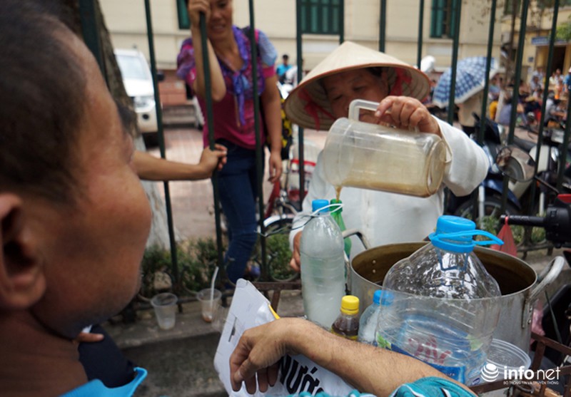 Cụ bà 66 tuổi đội nắng phát nước miễn phí ở cổng bệnh viện