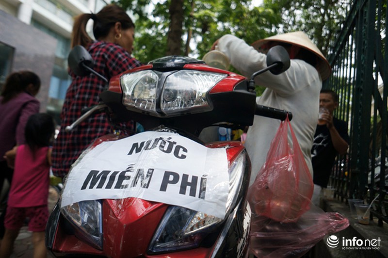 Cụ bà 66 tuổi đội nắng phát nước miễn phí ở cổng bệnh viện