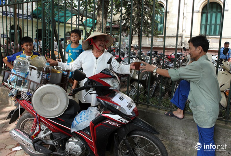 Cụ bà 66 tuổi đội nắng phát nước miễn phí ở cổng bệnh viện