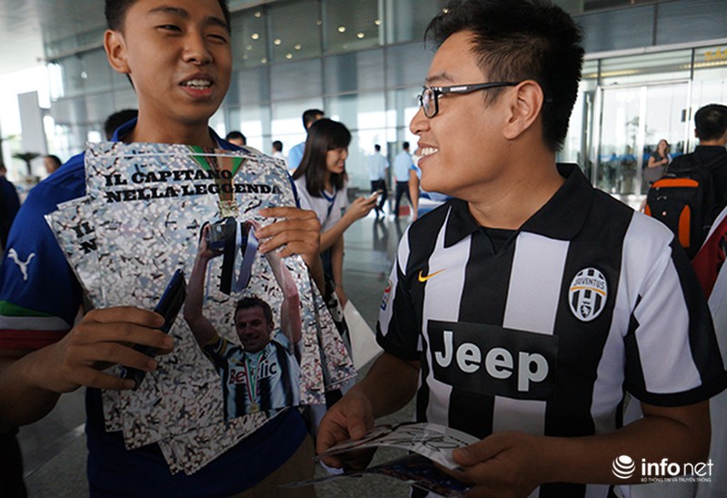 Del Piero đội nón lá giữa vòng vây của fan tại Hà Nội - ảnh 13