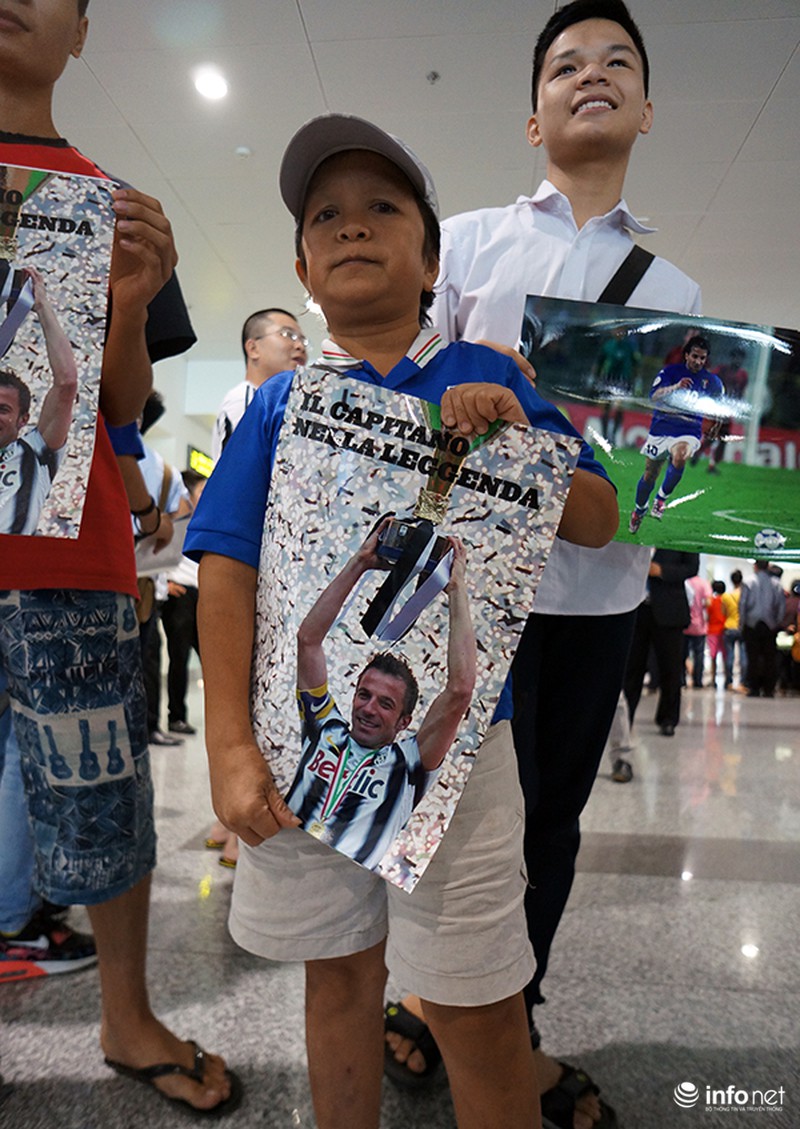 Del Piero đội nón lá giữa vòng vây của fan tại Hà Nội - ảnh 2