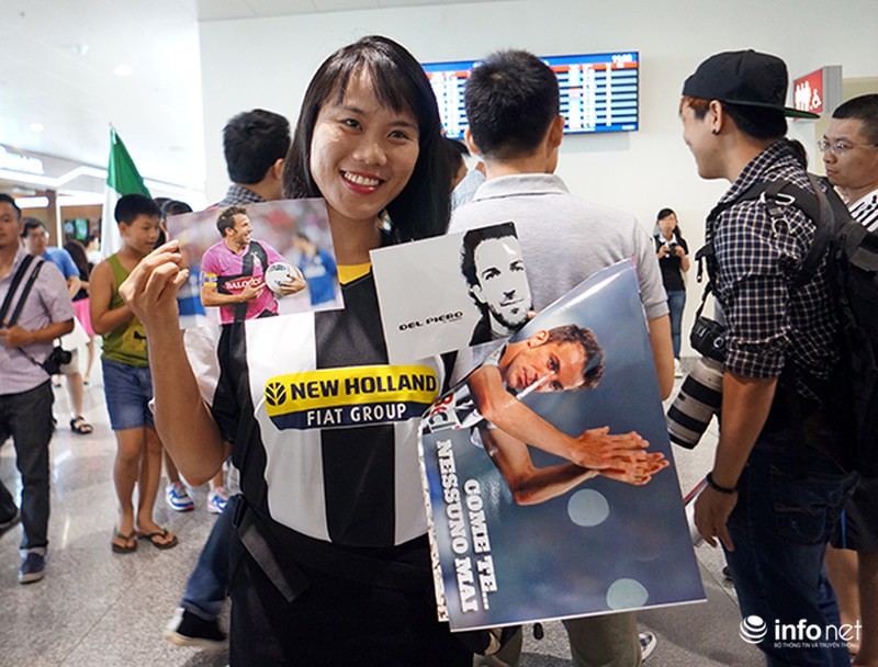Del Piero đội nón lá giữa vòng vây của fan tại Hà Nội - ảnh 3