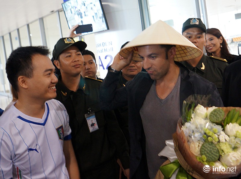 Del Piero đội nón lá giữa vòng vây của fan tại Hà Nội - ảnh 7