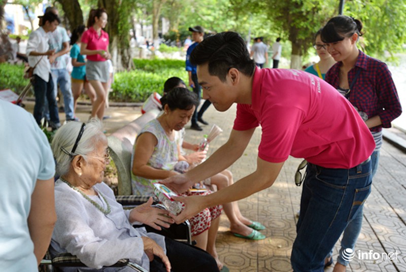 MC Phan Anh cùng Jennifer Phạm phát nước miễn phí tại Hà Nội - ảnh 11