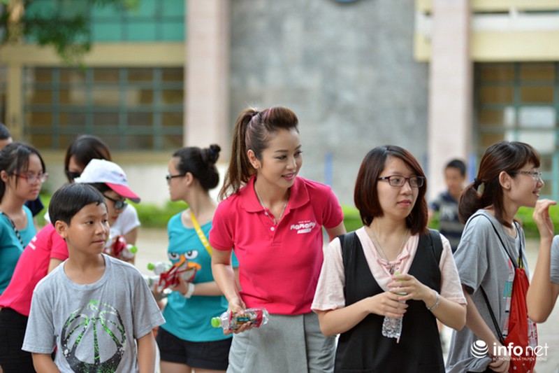 MC Phan Anh cùng Jennifer Phạm phát nước miễn phí tại Hà Nội - ảnh 2