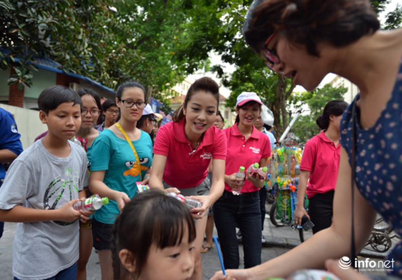 MC Phan Anh cùng Jennifer Phạm phát nước miễn phí tại Hà Nội - ảnh 4