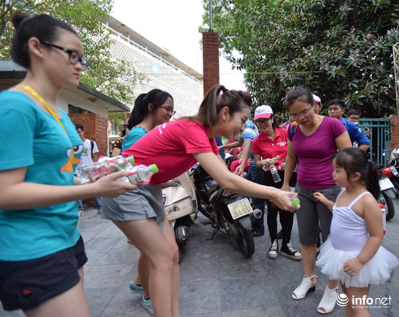 MC Phan Anh cùng Jennifer Phạm phát nước miễn phí tại Hà Nội - ảnh 5