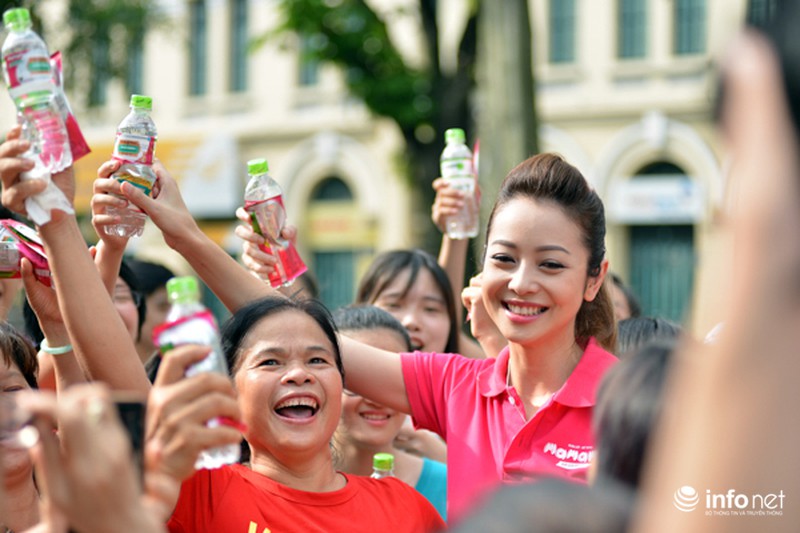 MC Phan Anh cùng Jennifer Phạm phát nước miễn phí tại Hà Nội - ảnh 6