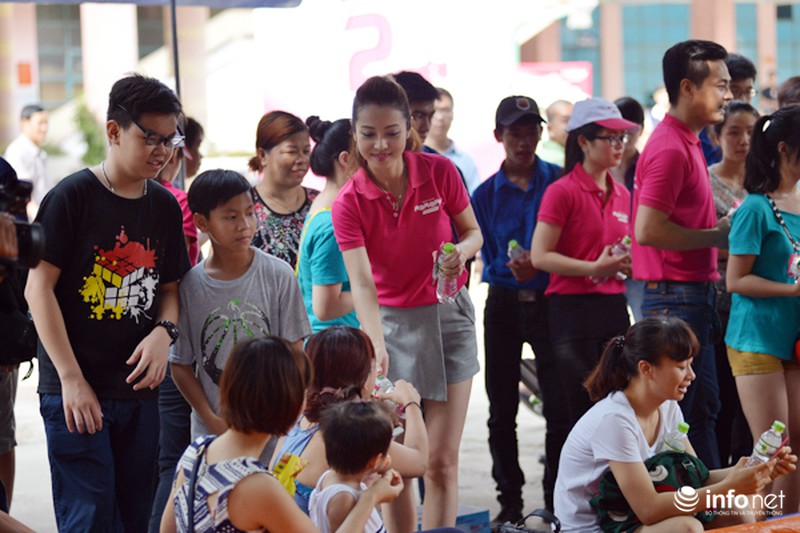 MC Phan Anh cùng Jennifer Phạm phát nước miễn phí tại Hà Nội - ảnh 7