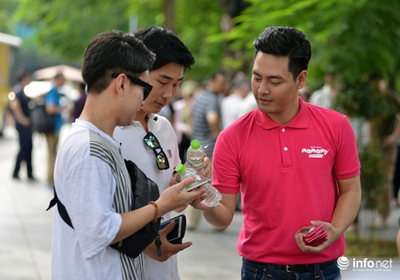 MC Phan Anh cùng Jennifer Phạm phát nước miễn phí tại Hà Nội - ảnh 8