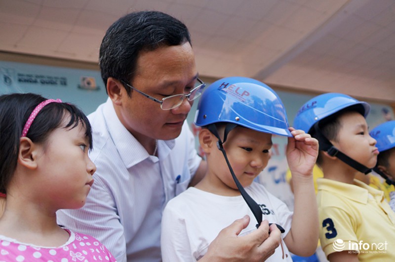 “Đội mũ bảo hiểm cho con là cách giáo dục pháp luật dễ nhất” - ảnh 2