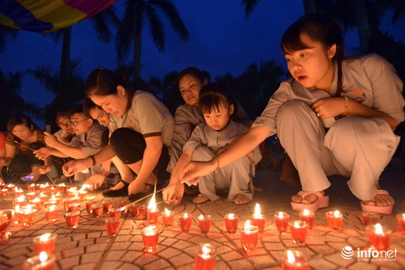 Rưng rưng hình ảnh mẹ già nhớ con trong nghĩa trang liệt sỹ - ảnh 1