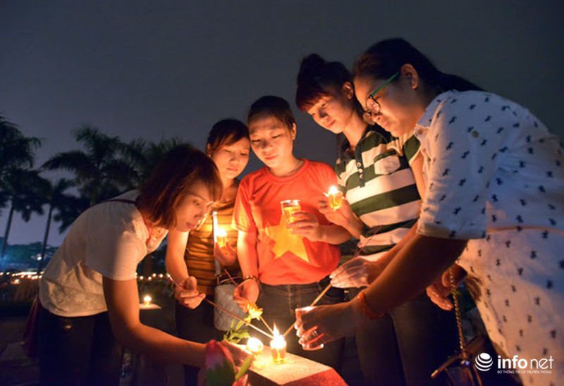 Rưng rưng hình ảnh mẹ già nhớ con trong nghĩa trang liệt sỹ - ảnh 9