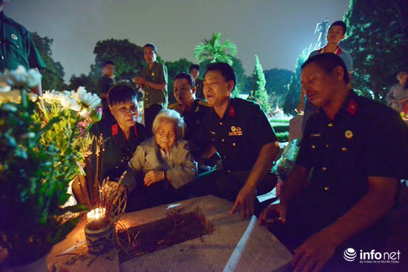 Rưng rưng hình ảnh mẹ già nhớ con trong nghĩa trang liệt sỹ - ảnh 10