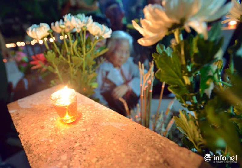 Rưng rưng hình ảnh mẹ già nhớ con trong nghĩa trang liệt sỹ - ảnh 11