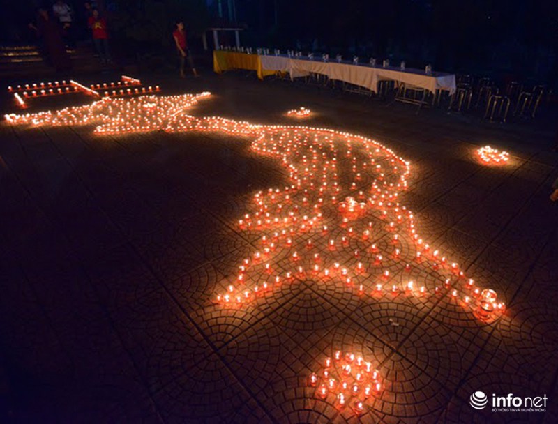 Rưng rưng hình ảnh mẹ già nhớ con trong nghĩa trang liệt sỹ - ảnh 2