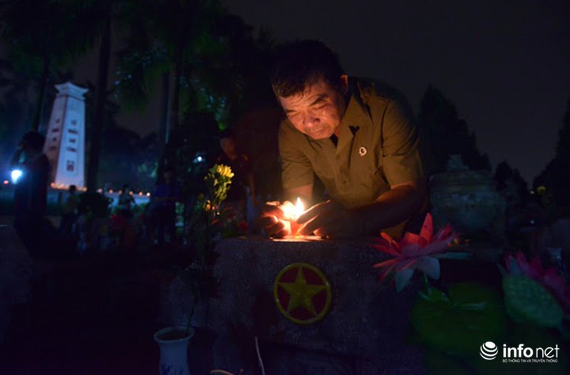 Rưng rưng hình ảnh mẹ già nhớ con trong nghĩa trang liệt sỹ - ảnh 5