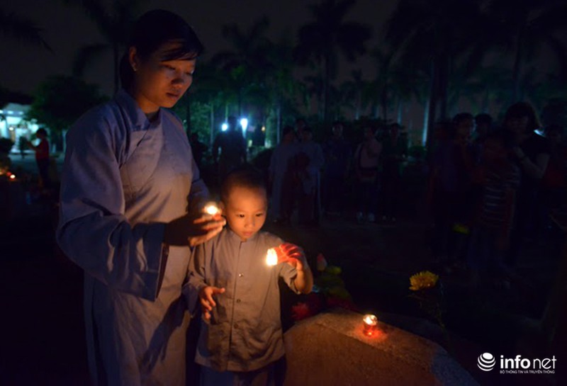 Rưng rưng hình ảnh mẹ già nhớ con trong nghĩa trang liệt sỹ - ảnh 6