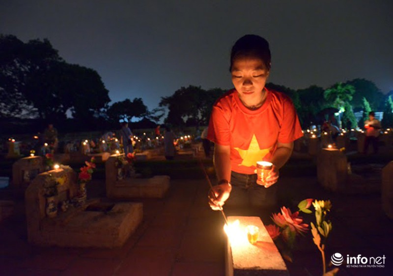 Rưng rưng hình ảnh mẹ già nhớ con trong nghĩa trang liệt sỹ - ảnh 8