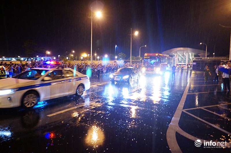 CĐV Việt Nam đội mưa đón CLB Man City đến Hà Nội - ảnh 1