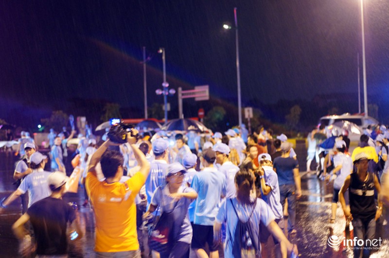 CĐV Việt Nam đội mưa đón CLB Man City đến Hà Nội - ảnh 10