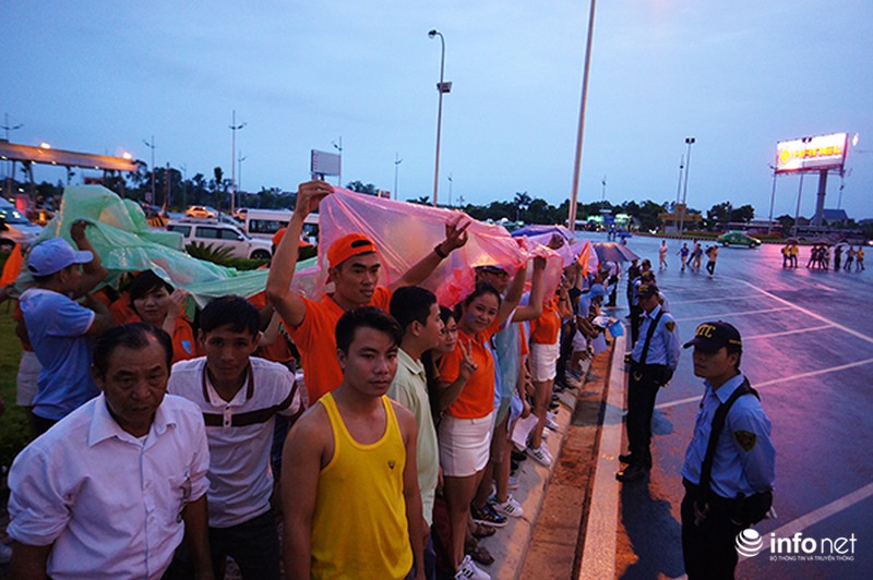 CĐV Việt Nam đội mưa đón CLB Man City đến Hà Nội - ảnh 2