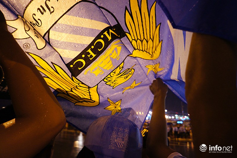 CĐV Việt Nam đội mưa đón CLB Man City đến Hà Nội - ảnh 11