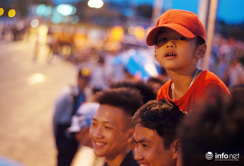 CĐV Việt Nam đội mưa đón CLB Man City đến Hà Nội - ảnh 3