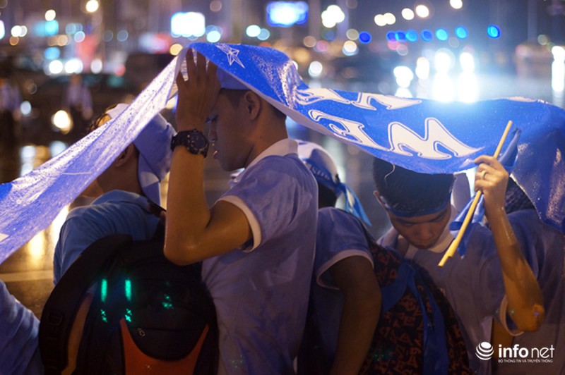 CĐV Việt Nam đội mưa đón CLB Man City đến Hà Nội - ảnh 4