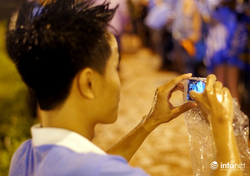 CĐV Việt Nam đội mưa đón CLB Man City đến Hà Nội - ảnh 6