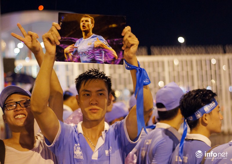 CĐV Việt Nam đội mưa đón CLB Man City đến Hà Nội - ảnh 5