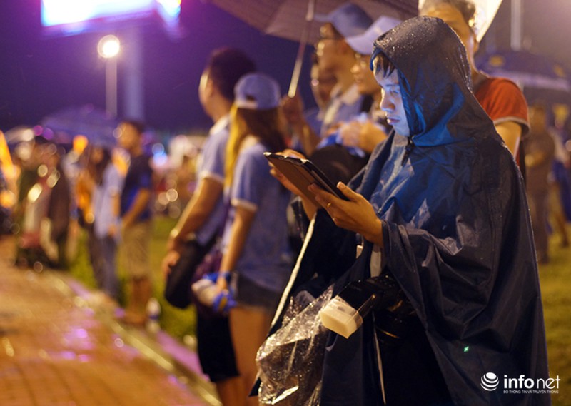 CĐV Việt Nam đội mưa đón CLB Man City đến Hà Nội - ảnh 7