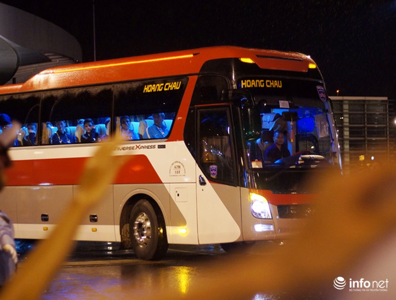 CĐV Việt Nam đội mưa đón CLB Man City đến Hà Nội - ảnh 8