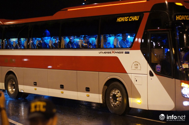 CĐV Việt Nam đội mưa đón CLB Man City đến Hà Nội - ảnh 9