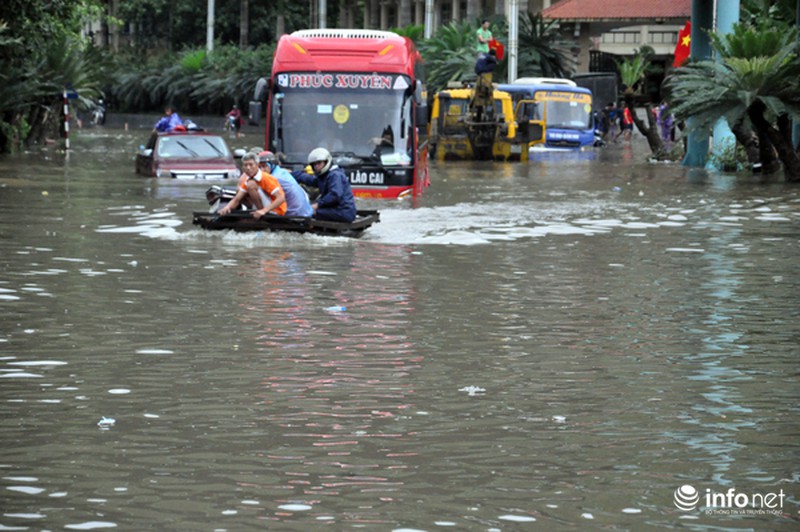 Chở đò giữa Quốc lộ 18 - ảnh 1
