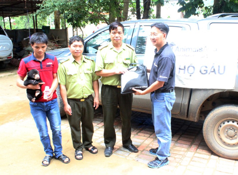 Cứu thoát một chú gấu chó bị giấu trong balo mang đi tiêu thụ - ảnh 1