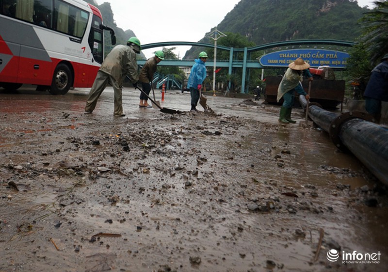 Mưa lũ Quảng Ninh: Nhiều nhà dân có nguy cơ bị sập do sạt lở - ảnh 1