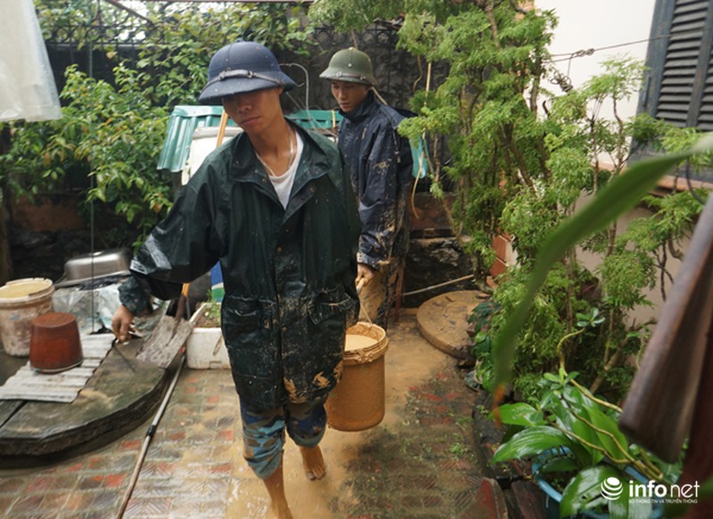 Mưa lũ Quảng Ninh: Nhiều nhà dân có nguy cơ bị sập do sạt lở - ảnh 10