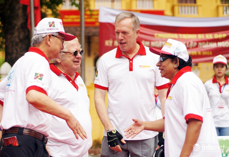 Đại sứ Hoa Kỳ và Cuba đồng hành đạp xe quanh Hà Nội - ảnh 3