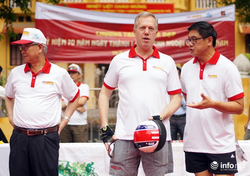 Đại sứ Hoa Kỳ và Cuba đồng hành đạp xe quanh Hà Nội - ảnh 4